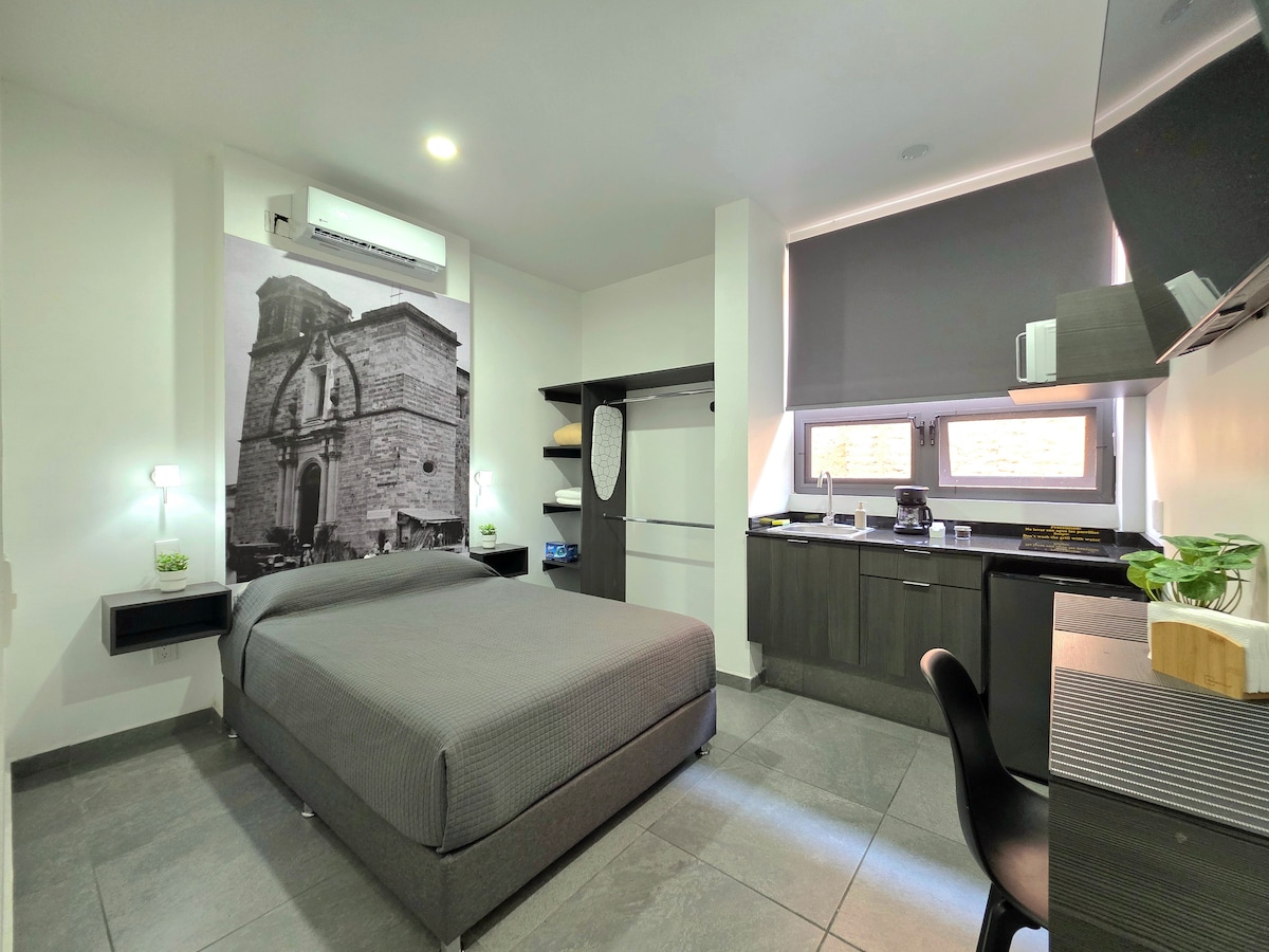 Loft con cama matrimonial, escritorio y cocineta